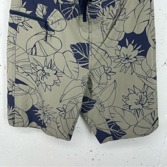 Patagonia Men’s size 32 Wavefarer Gray And Blue Floral Board Shorts - Picture 3 of 9